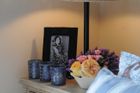 Klidnou atmosféru v ložnici navodí sublimované květiny i rodinné obrázky na nočním stolku