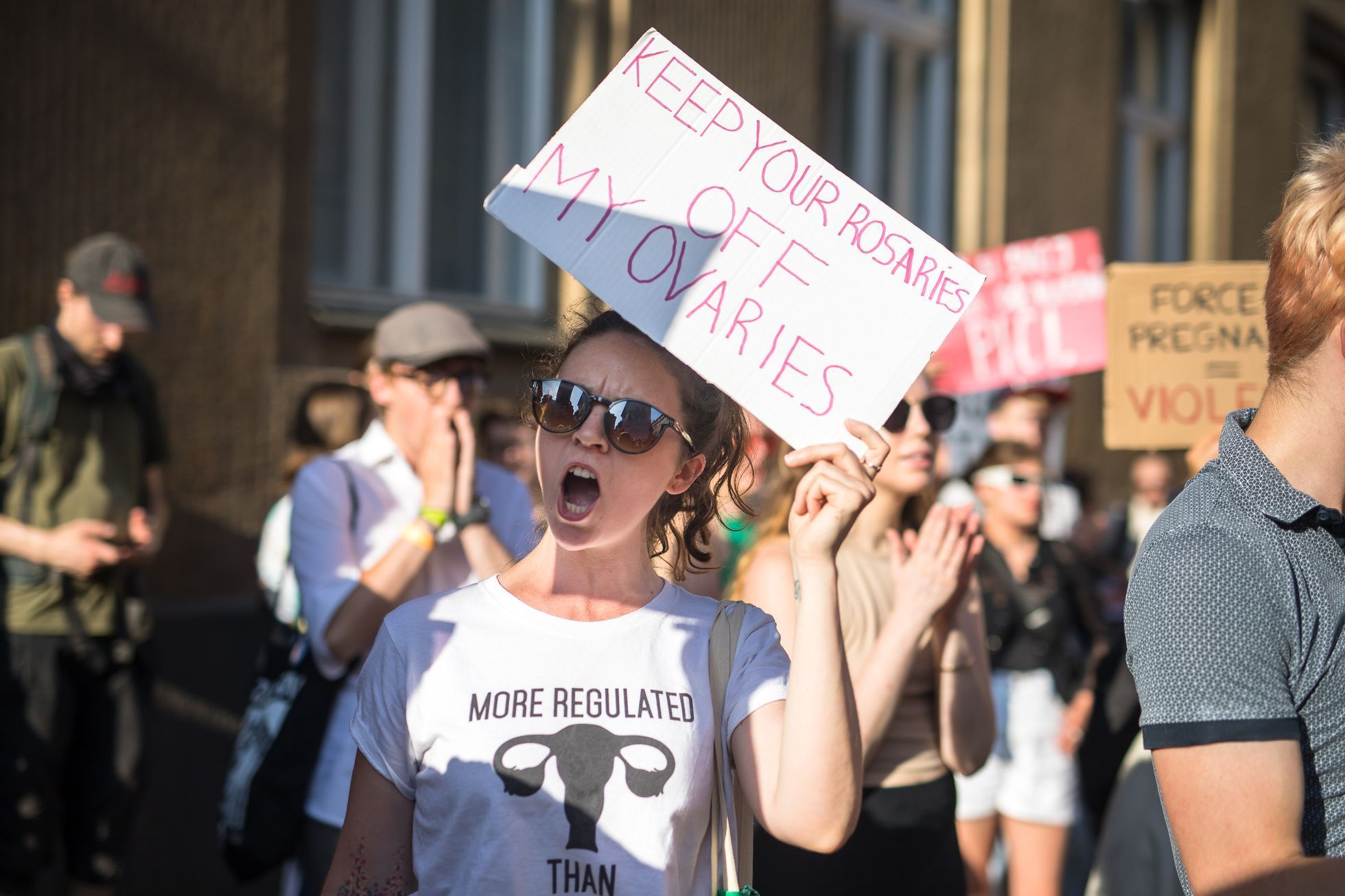 Pochod Amnesty International proti rozhodnutí amerického nejvyššího soudu v otázce potratů