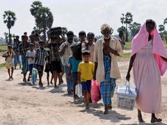 Tamilští civilisté prchají z oblasti bojů