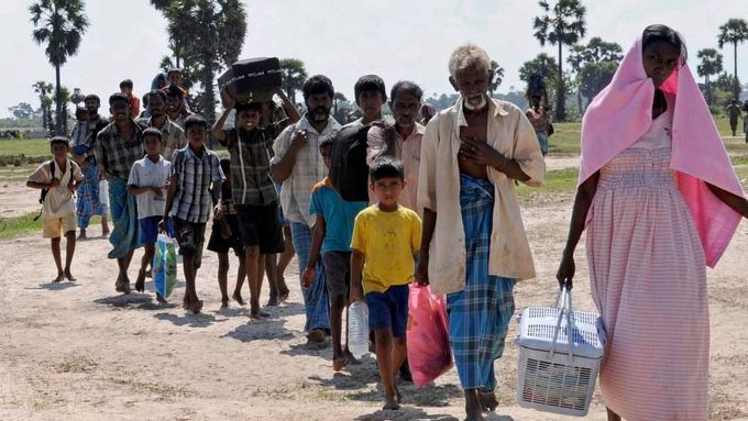 Tamilští civilisté prchají z oblasti bojů a míří do vládou zřízeného internačního tábora