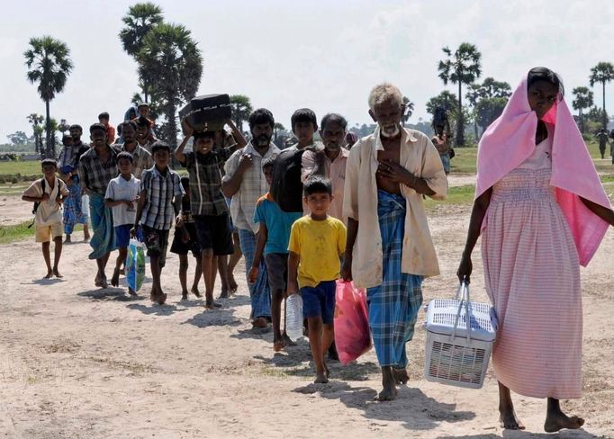 Tamilští civilisté prchají z oblasti bojů a míří do vládou zřízeného internačního tábora