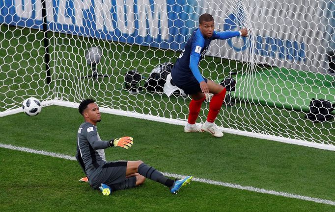 Kylian Mbappé slaví gól v zápase Francie - Peru na MS 2018