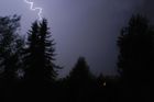 Česko večer zasáhnou silné bouřky, dorazí i kroupy