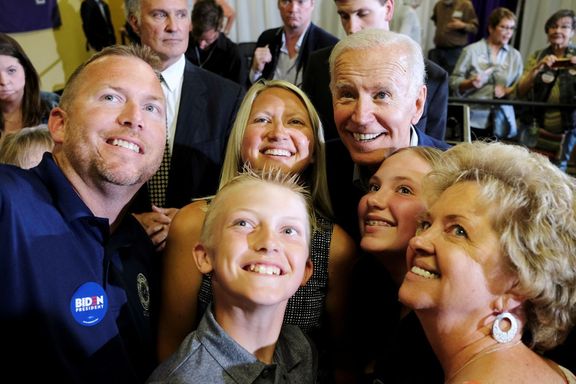 Kandidát Joe Biden se fotí se svými příznivci v Iowě, červen 2019.