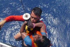 Žena přežila po zkáze trajektu 30 hodin na moři