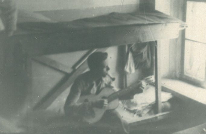Miroslav Šmoldas během sovětského zajetí se svojí oblíbenou kytarou a dýmkou.