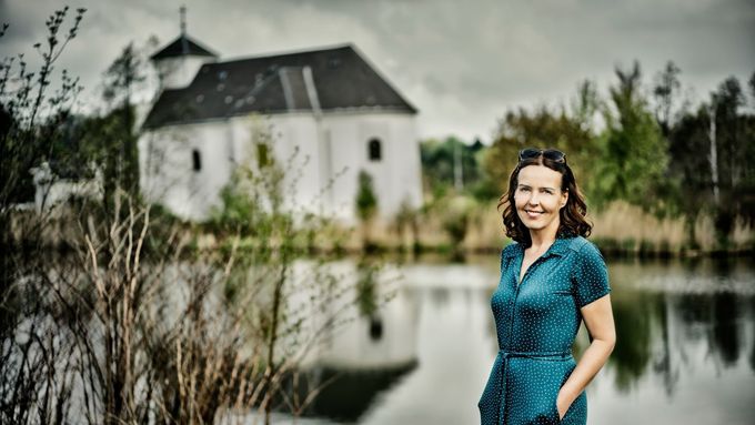 Karin Lednická s prvním dílem Šikmého kostela vyhrála anketu Kniha roku a umístila se nejvýš z beletrie v Knize roku Lidových novin.