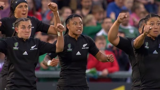Haka v podání ragbistek Nového Zélandu po vítězství na MS 2017