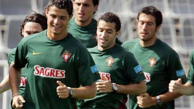 Portugalský fotbalista Cristiano Ronaldo z Manchesteru United vede své spoluhráče na tréninku v portugalské Evoře.