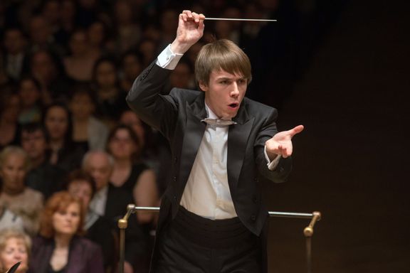 Pavel Trojan řídí Symfonický orchestr hlavního města Prahy FOK při koncertu nazvaném Debut Pražského jara, 2014.