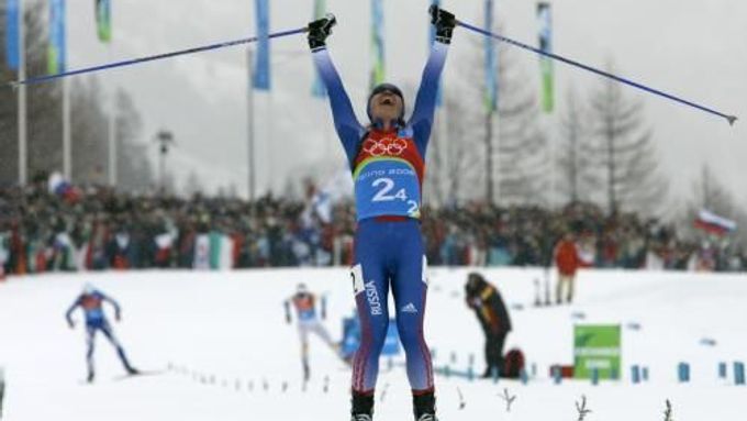 Jevgenia Medveděvová-Abruzovová finišuje pro ruské zlato ve štafetě na 4x5 km.