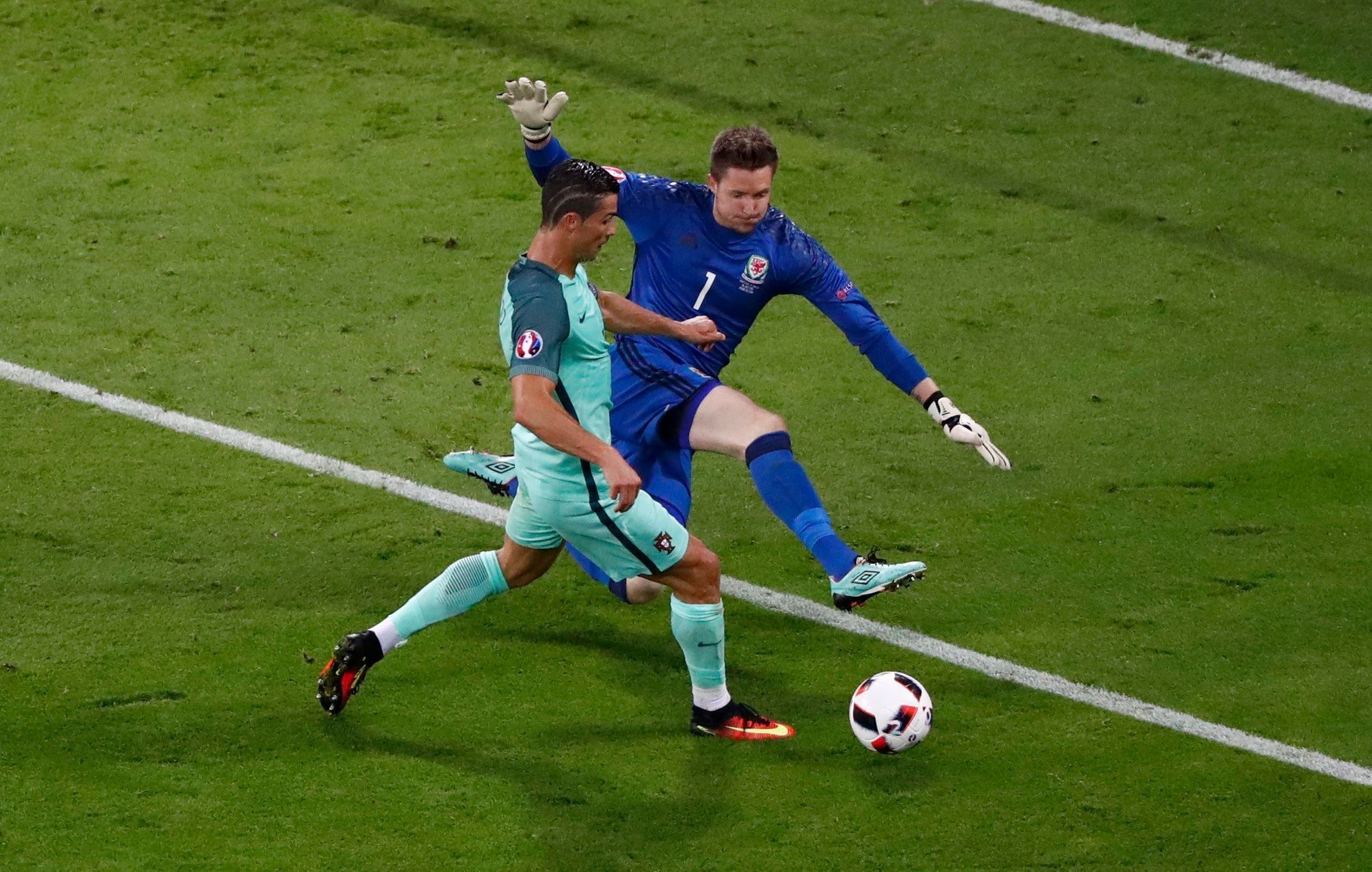 Euro 2016, Portugalsko-Wales: Cristiano Ronaldo  - Wayne Hennessey