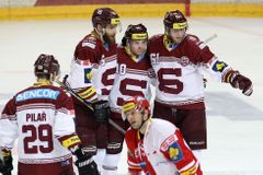 Sparta v přesilovkách smetla Slavii, Třinec udolal Liberec