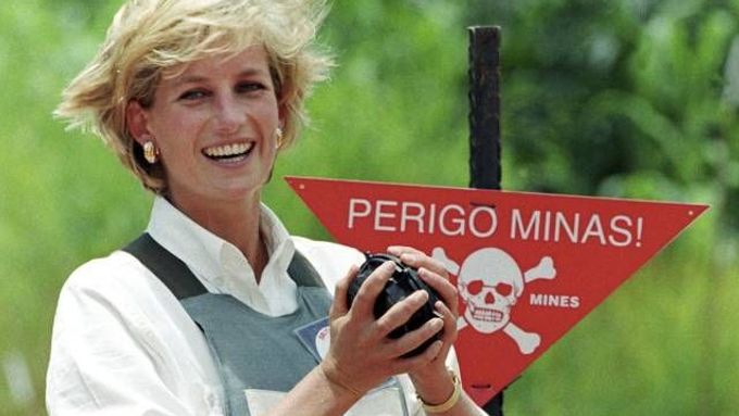 Diana, Princess of Wales, na snímku z ledna 1997 během své kampaně proti nášlapným minám v Angole.