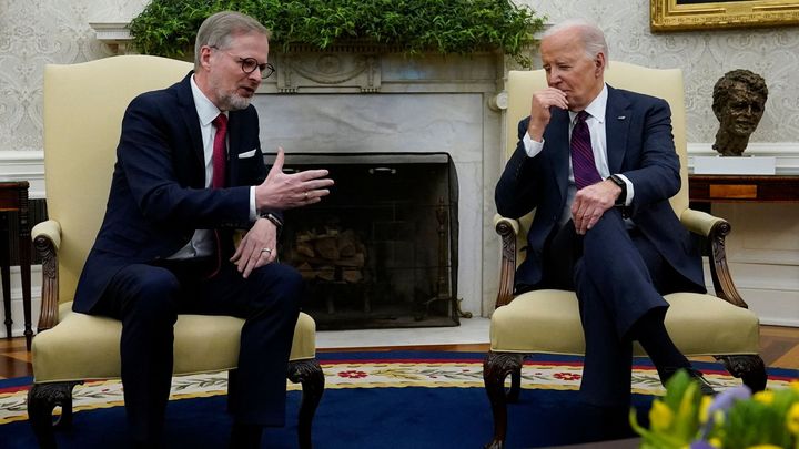 "V Česku víte, že se Rusko nezastaví na Ukrajině," řekl Biden před jednáním s Fialou