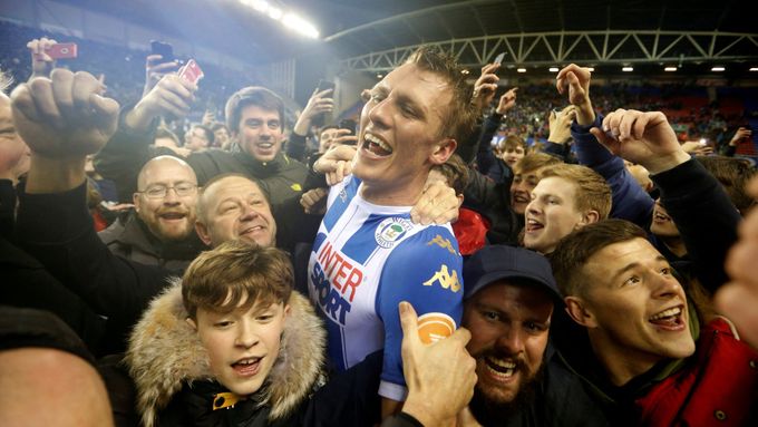 Wigan po senzačním vyřazení Manchesteru z FA Cupu slavil s fanoušky na hřišti (Dan Burn)