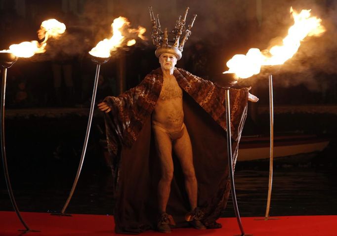 ¨An artist from the French performance group called Ilotopie performs in an aquatic show "MetaMorPhosiS Aquaticae" on the Cannaregio Canal during a parade as part of the opening ceremony of the Venice carnival January 26,2013. REUTERS/Alessandro Bianchi (ITALY - Tags: SOCIETY) Published: Led. 26, 2013, 8:40 odp.