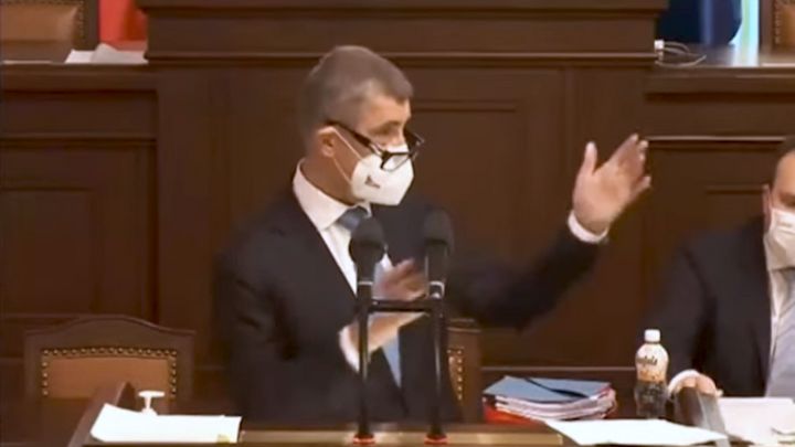 Babiš se pokoušel zastat Schillerové. Místo toho ji ponížil a poslanci se mu vysmáli; Zdroj foto: Poslanecká sněmovna ČR