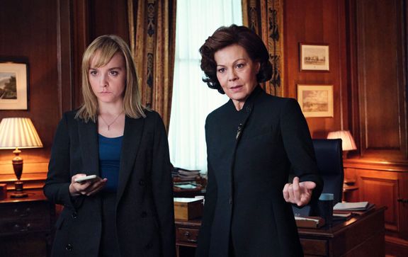 Olivia Vinallová jako premiérčina asistentka a Helen McCroryová v roli premiérky.
