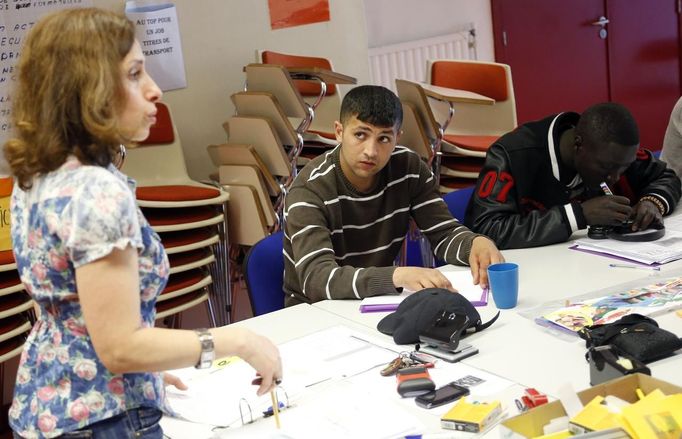 Unemployed Belgian Mohamed Sammar (C) listens to instructor Astanda Tarnava (L) during a "Fit for a job" coaching course in Brussels July 2, 2013. Sammar, 27, has been looking for a job in the construction sector for 2 years. "Fit for a job" is the initiative of former Belgian boxing champion Bea Diallo, whose goal was to restore the confidence of unemployed people and help them find a job through their participation in sports. Picture taken July 2, 2013. REUTERS/Francois Lenoir (BELGIUM - Tags: SPORT BOXING SOCIETY BUSINESS EMPLOYMENT) Published: Čec. 5, 2013, 4:46 odp.