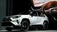 Jednoznačně, i z pohledu evropského trhu, nejdůležitější novinkou newyorského autosalonu je Toyota RAV4. Japonci v nové generaci pořádně přiostřili vnější vzhled, který je podobný severoamerickým modelům 4Runner nebo Tundra. Základem je modulární platforma TNGA, společná s Priusem nebo C-HR. Oproti předchůdci je novinka mírně kratší, má ale delší rozvor náprav.