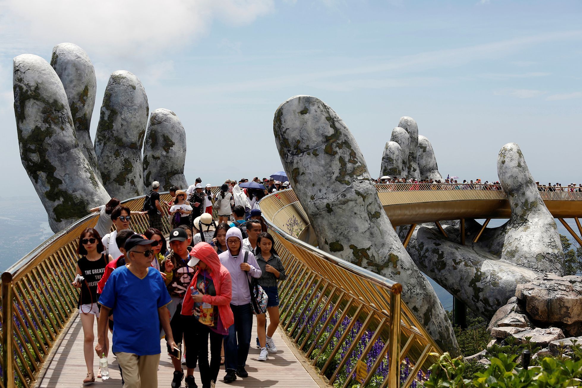 Foto / Fascinující podívána z Vietnamu. Obří ruka lávka podpírá lávku pro chodce. / Reuters / 3