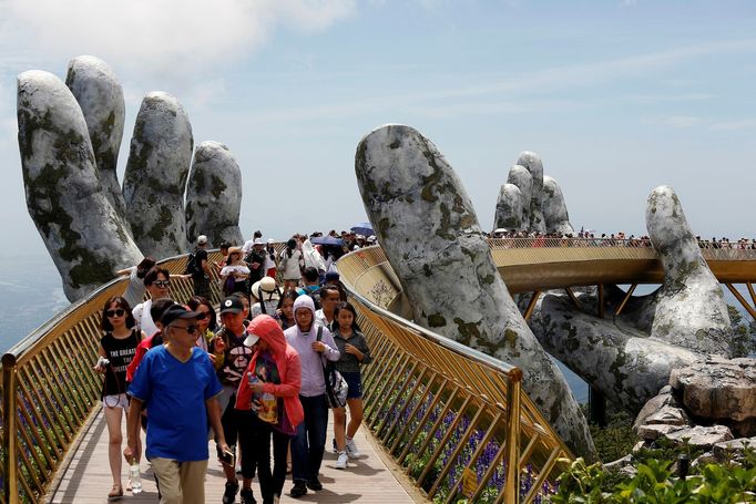 Obří ruka podpírá na kopci Ba Na v nadmořské výšce 1000 metrů nad mořem lávku nazvanou Gold Bridge v blízkosti města Danang ve Vietnamu.