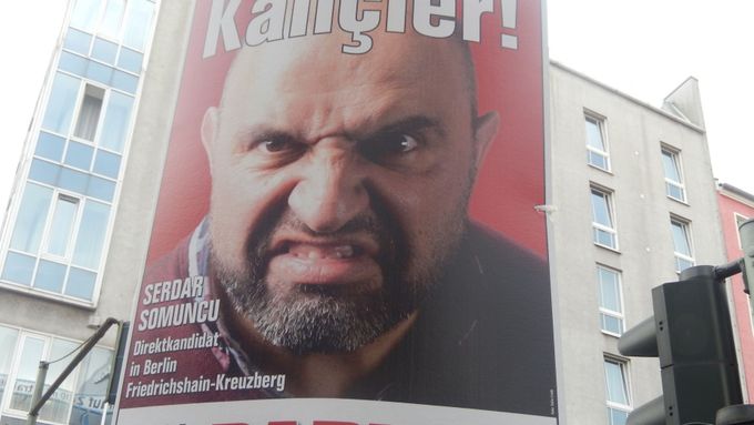 Němci jdou v neděli volit. Podívejte se, na jaké plakáty se dívají v ulicích Berlína.