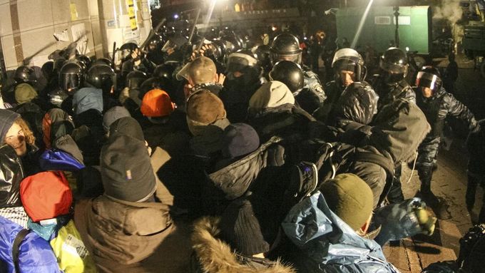 Centrum Kyjeva v posledních hodinách. Policie zasahuje proti demonstrantům.