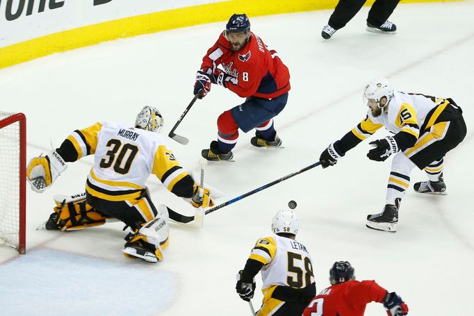 NHL, Washington-Pittsburgh: Alexandr Ovečkin (18) a Jakub Vrána (13) - Matt Murray (30)