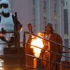 Kandidáti Internetové strany agitují v ulicích Kyjeva v kostýmech z Hvězdných válek.