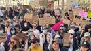 Několik set účastníků protidemonstrace zablokovalo na Jungmannově náměstí trasu Pochodu pro život, které sdružuje odpůrce potratů. Na místě je i reportér Aktuálně.cz.