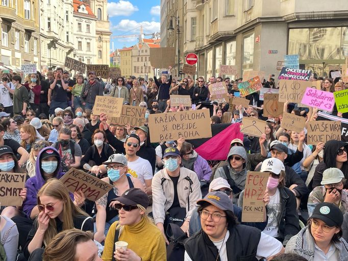 Několik set účastníků protidemonstrace zablokovalo na Jungmannově náměstí trasu Pochodu pro život, které sdružuje odpůrce potratů. Na místě je i reportér Aktuálně.cz.