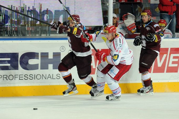 Hokejisté pražské Sparty Dominik Pacovský (vlevo) a Jaroslav Hlinka (vpravo) s třineckým Lukášem Zíbem v utkání 6. kola Tipsport extraligy 2012/13.