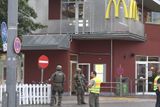 Útok začal zřejmě u restaurace McDonald's u nákupního centra Olympia. Místo činu hlídali policisté.
