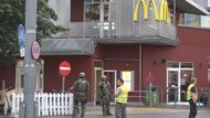 Útok začal zřejmě u restaurace McDonald's u nákupního centra Olympia. Místo činu hlídali policisté.