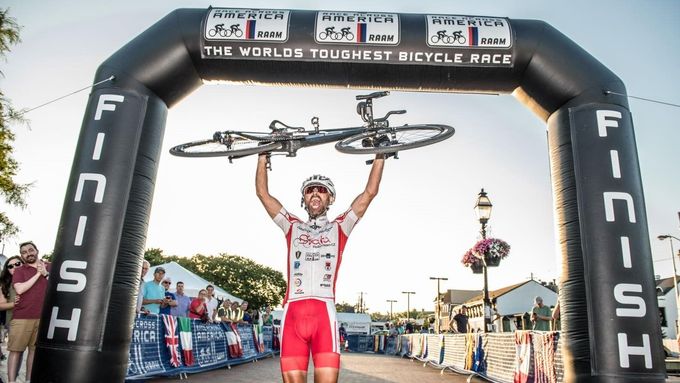 „Za deset dnů jsem naspal 18 hodin. Ten, kdo spí méně, má větší šanci vyhrát,“ říká cyklistický ultramaratonec Svaťa Božák, který vyhrál závod RAAM.