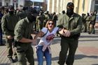Běloruská policie znovu zasáhla při protivládním protestu, zatkla kolem 200 lidí