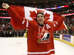 Javorový list a zlatá medaile (tentokrát z MS dvacítek na krku Johna Tavarese). Přijdou hokejisté Kanady pro domácí olympijský turnaj o svůj tradiční symbol?