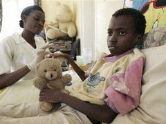 Chlapec nakažený virem HIV leží v nemocnici v zimbabwském Harare. Zimbabwe patří k nejvíce postiženým zemím.