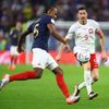 Jules Koundé a Robert Lewandowski v osmifinále MS 2022 Francie - Polsko