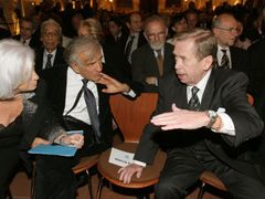 Elie Wiesel a Václav Havel na zahájení desáté konference Fórum 2000.