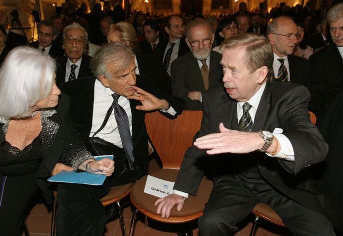 Elie Wiesel a Václav Havel na zahájení desáté konference Fórum 2000.