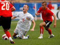 Marek Střeštík (v bílém) se ocitl na zemi po faulu Rakušana Tomas Simkovice.