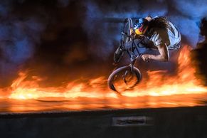Oheň a adrenalin: výběr z nejlepších akčních cyklistických fotek roku 2016