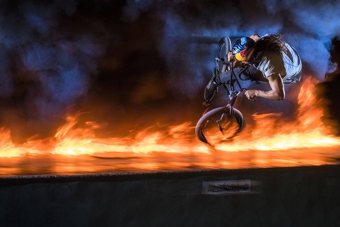 Nejlepší akční cyklistické fotky roku 2016: Red Bull Illume