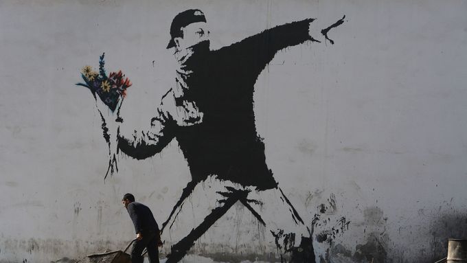Banksyho slavné graffiti nazvané střídavě Rage, Love Is in the Air a Flower Thrower, 2005.