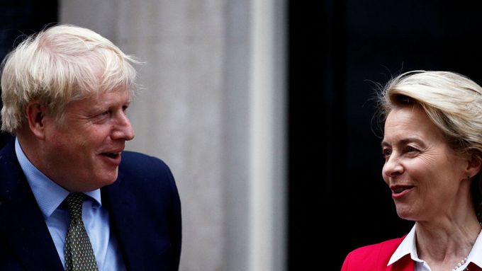 Britský premiér Boris Johnson a šéfka Evropské komise Ursula von der Leyenová.