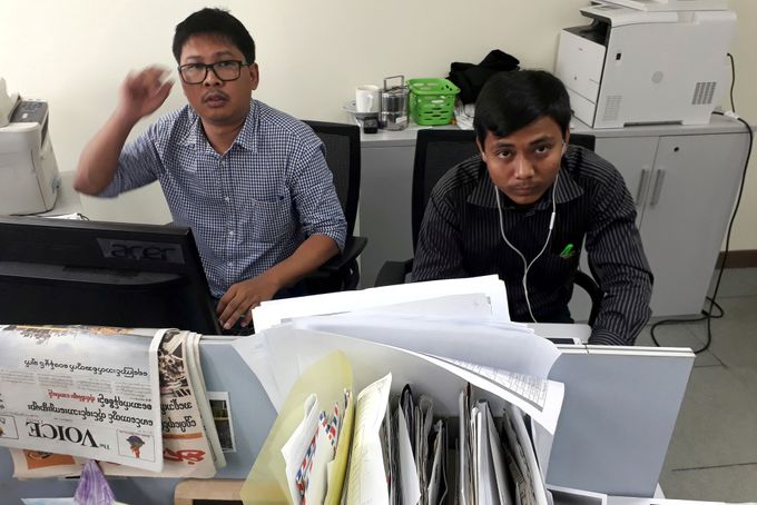 Barmští novináři Wa Lone (vlevo) a Kyaw Soe Oo, kteří strávili více než 500 dní ve vězení za to, že přinesli zprávy o útlaku menšiny Rohingů v Barmě.