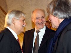 Jiří Dientsbier, Jacques Rupnik a André Gluckmann si povídají na konferenci Fórum 2000.
